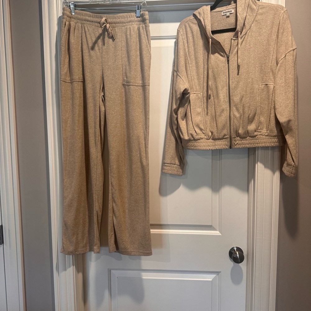 Women’s Bearpaw 2-piece lounge set in a tan/cream color. Size Medium